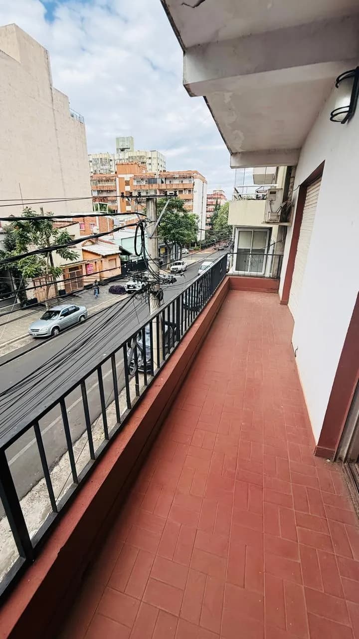 Alquila Oficina en  Z/ 3 de Febrero entre Belgrano y Sta Fe.