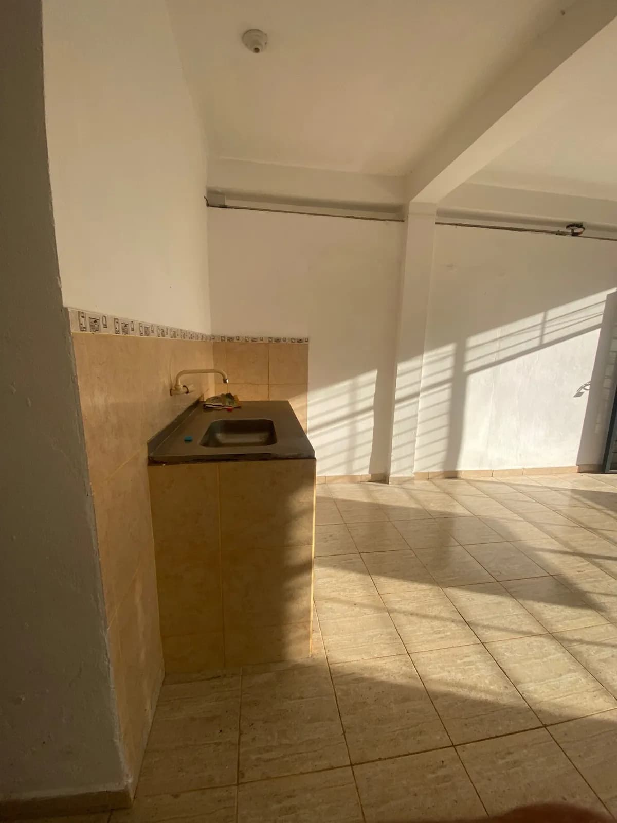 Alquila Local comercial con vidriera en zona de alto tránsito