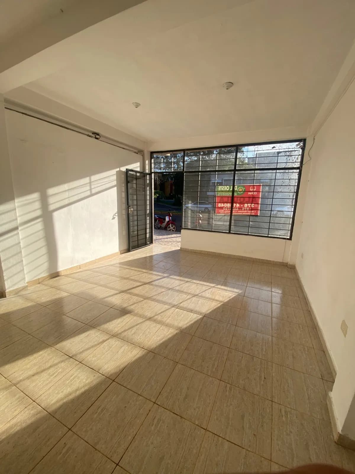Alquila Local comercial con vidriera en zona de alto tránsito