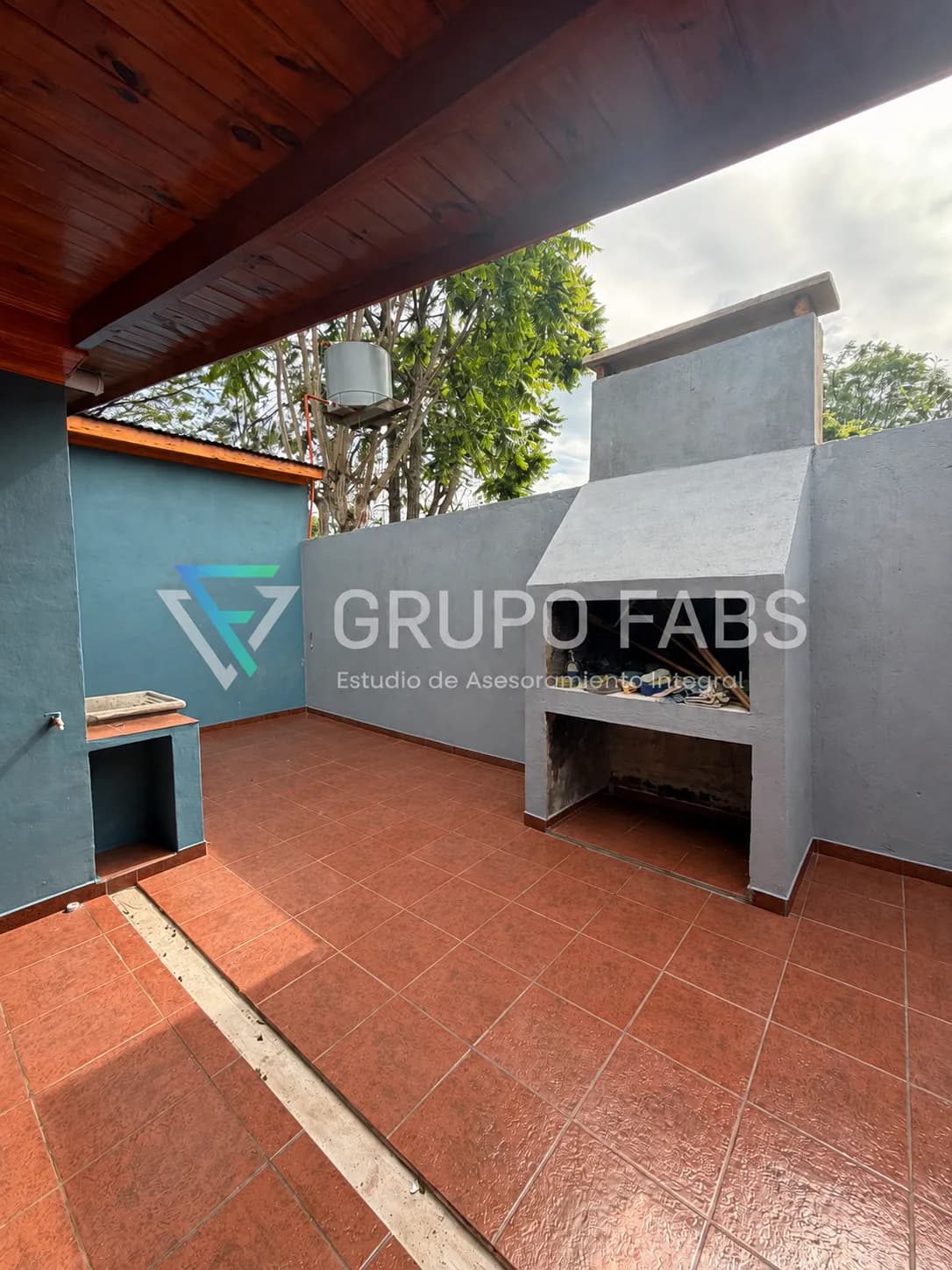 Patio exterior con parrilla de obra