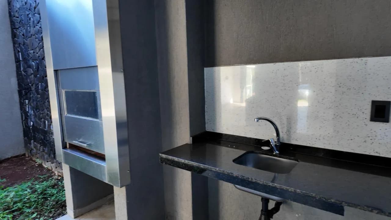 Parrilla moderna con mesada de granito