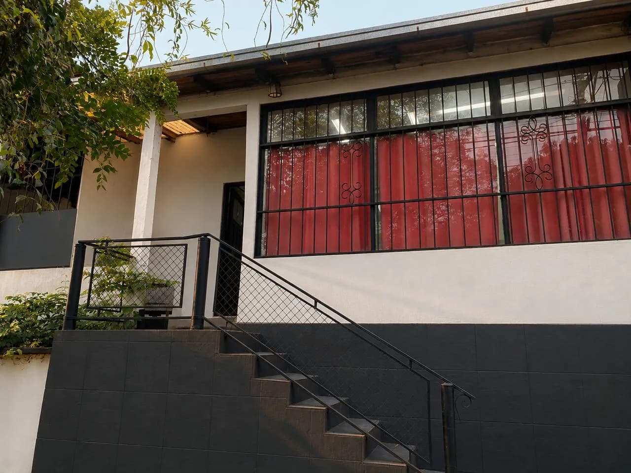Fachada de casa con escalera