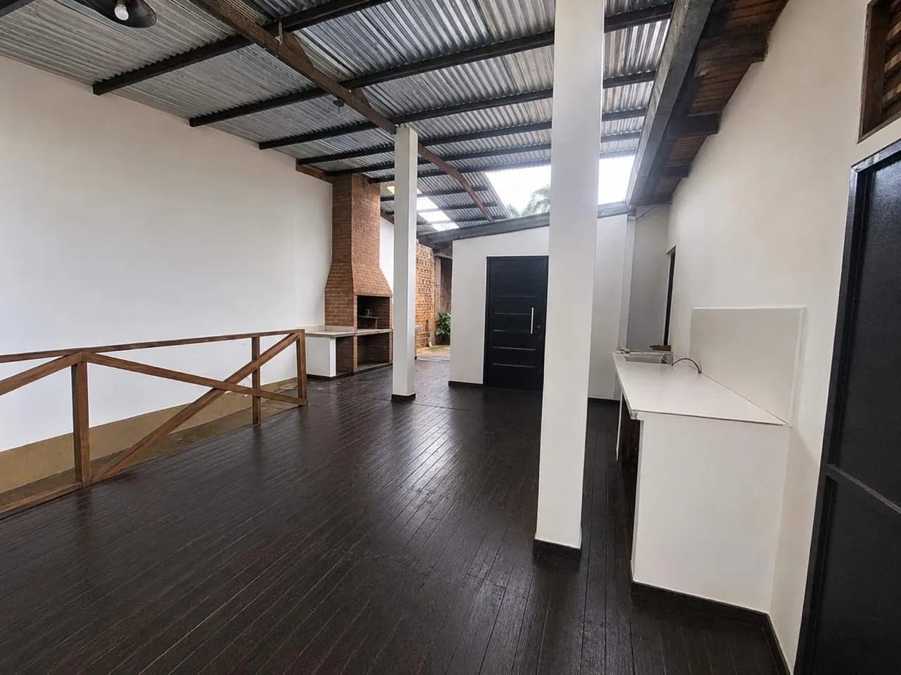 Amplia galería cubierta con parrilla