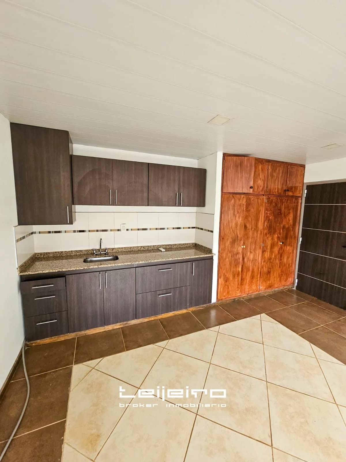 Cocina amoblada con amplios placares