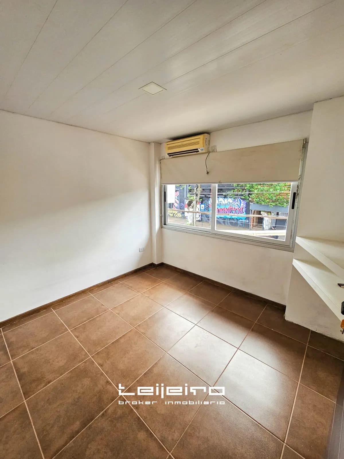 Habitación vacía con piso cerámico