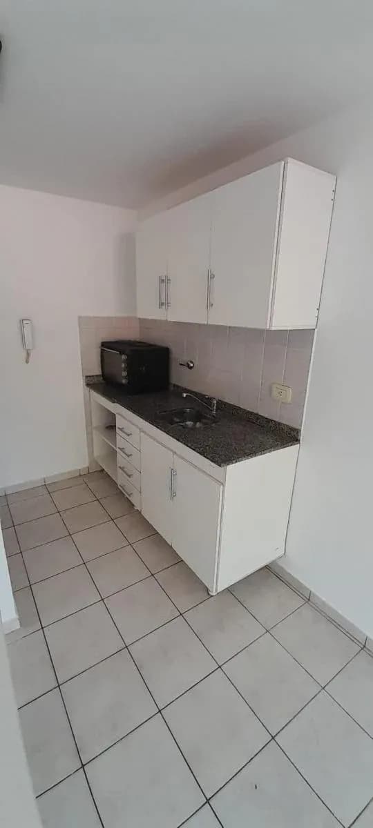 Cocina pequeña con muebles blancos