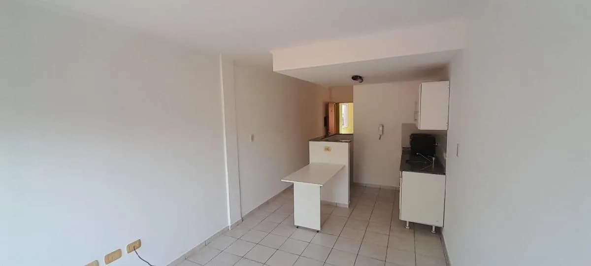 Monoambiente blanco con cocina integrada